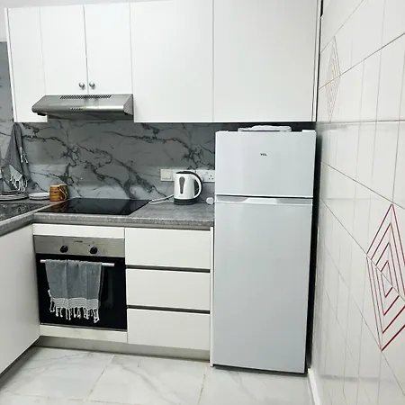 2 Bedrooms Finikoudes Διαμέρισμα