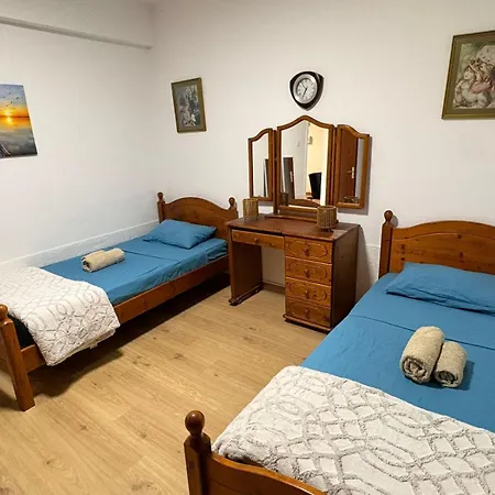 Jane 11 - 2 Bedrooms Finikoudes Апартаменты Ларнака