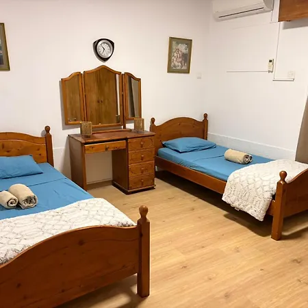 Jane 11 - 2 Bedrooms Finikoudes Ларнака