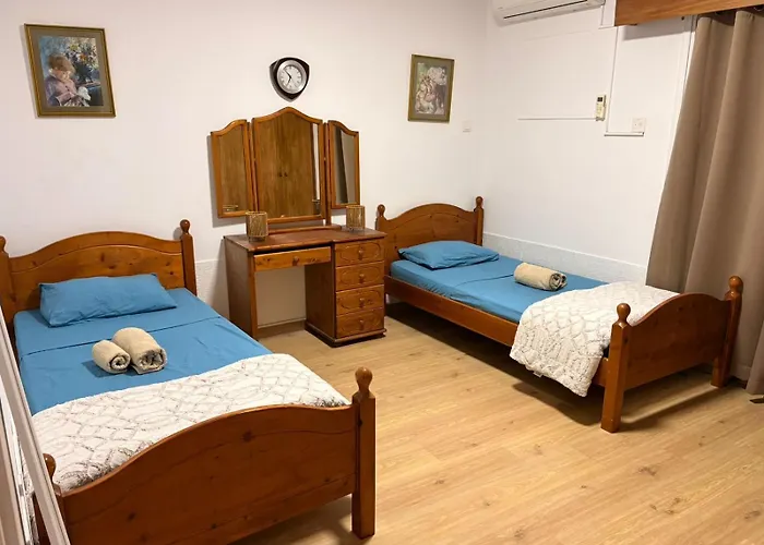 Jane 11 - 2 Bedrooms Finikoudes Ларнака